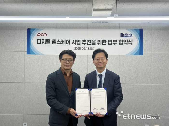 송광헌 피씨엔(PCN) 대표(왼쪽)와 전홍진 메디트릭스 대표가 업무협약을 체결하고 있다. [사진= PCN 제공]