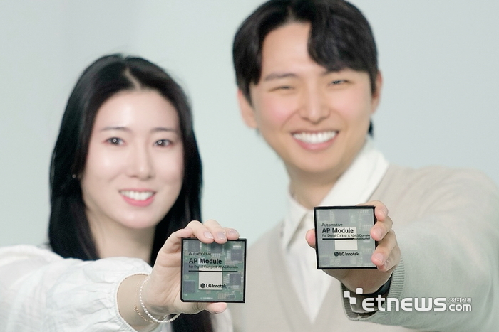 LG이노텍 직원들이 차량용 AP 모듈을 선보이고 있다.