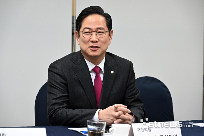 제3회 지식과혁신 의정대상 시상식 및 AI시대 입법·정책 방향 간담회가 전자신문과 한국지식재산서비스협회 주관으로 19일 서울 여의도 국회에서 열렸다. 박수영 국민의힘 의원이 수상소감을 발표하고 있다. 이동근기자 foto@etnews.com