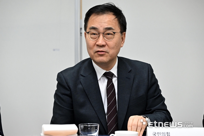 제3회 지식과혁신 의정대상 시상식 및 AI시대 입법·정책 방향 간담회가 전자신문과 한국지식재산서비스협회 주관으로 19일 서울 여의도 국회에서 열렸다. 최형두 국민의힘 의원이 수상소감을 발표하고 있다. 이동근기자 foto@etnews.com