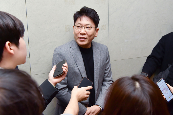 김동명 LG에너지솔루션 사장 겸 한국배터리산업협회장이 19일 JW메리어트 호텔에서 열린 한국배터리산업협회 이사회·정기총회에 앞서 기자들과 만나 이야기를 나누고 있다. (LG에너지솔루션 제공)
