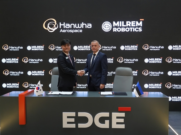 UAE 아부다비에서진행 중인 IDEX 2025 전시회에서 김동현 한화에어로스페이스 LS사업부장(왼쪽)과 쿨다 바라시 밀렘 로보틱스 CEO가 양사 간 UGV 공동개발 및 전략적 파트너십을 확대하는 양해각서(MOU)를 체결하고 기념사진을 찍고있다. 한화에어로스페이스