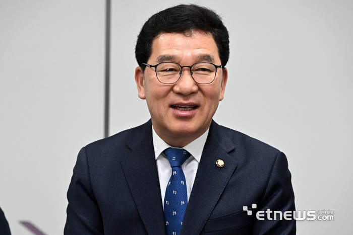 제3회 지식과혁신 의정대상 시상식 및 AI시대 입법·정책 방향 간담회가 전자신문과 한국지식재산서비스협회 주관으로 19일 서울 여의도 국회에서 열렸다. 신정훈 더불어민주당 의원이 수상소감을 발표하고 있다. 이동근기자 foto@etnews.com