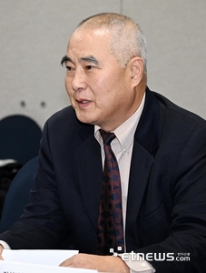 제3회 지식과혁신 의정대상 시상식에서 송하중 선정위원장이 선정 경위를 발표하고 있다.
이동근기자 foto@etnews.com