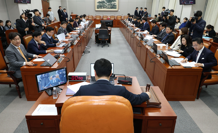 19일 국회에서 열린 운영위원회 전체회의에서 더불어민주당 소속 박찬대 위원장이 의사봉을 두드리고 있다.