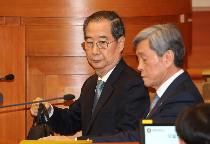 한덕수 국무총리가 19일 서울 헌법재판소에 진행된 탄핵심판 첫 변론기일에 출석해 있다.  연합뉴스