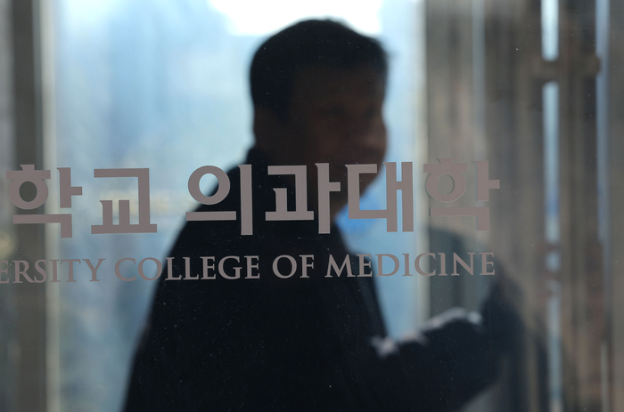 정부가 2026학년도 의대 모집인원을 각 대학 총장이 조정할 수 있는 방안을 제시하며 의정 갈등 해결의 실마리가 될지 주목되는 가운데 19일 서울의 한 의과대학의 모습. 지난 18일 국회 등에 따르면 보건복지부는 여야 의원들이 발의한 보건의료인력 수급추계위원회 설치 법안(보건의료인력지원법 또는 보건의료기본법 개정안) 6개와 관련해 수정대안을 마련해 전날 국회에 제출했다. 수정안에는 2026학년도 정원과 관련한 부칙이 추가됐다. '복지부 장관이 수급추계위원회와 보건의료정책심의위원회(보정심) 심의를 거쳐 2026학년도 의사 인력 양성 규모를 결정하기 어려운 경우 대학의 장은 (중략) 대학별 교육여건을 고려해 2026학년도 대학입학전형 시행계획 중 의대 모집인원을 2025년 4월 30일까지 변경할 수 있다'는 내용이다. 연합뉴스