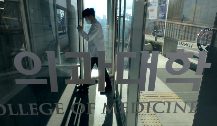 정부가 2026학년도 의대 모집인원을 각 대학 총장이 조정할 수 있는 방안을 제시하며 의정 갈등 해결의 실마리가 될지 주목되는 가운데 19일 서울의 한 의과대학의 모습.     지난 18일 국회 등에 따르면 보건복지부는 여야 의원들이 발의한 보건의료인력 수급추계위원회 설치 법안(보건의료인력지원법 또는 보건의료기본법 개정안) 6개와 관련해 수정대안을 마련해 전날 국회에 제출했다.     수정안에는 2026학년도 정원과 관련한 부칙이 추가됐다. '복지부 장관이 수급추계위원회와 보건의료정책심의위원회(보정심) 심의를 거쳐 2026학년도 의사 인력 양성 규모를 결정하기 어려운 경우 대학의 장은 (중략) 대학별 교육여건을 고려해 2026학년도 대학입학전형 시행계획 중 의대 모집인원을 2025년 4월 30일까지 변경할 수 있다'는 내용이다. 연합뉴스