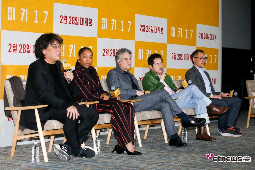 [ET포토] 미키17, '두번째 기자회견'