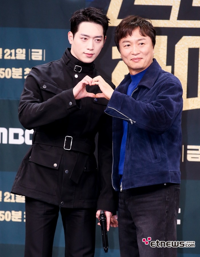 [ET포토] 서강준-전배수, '하트는 폼나게'