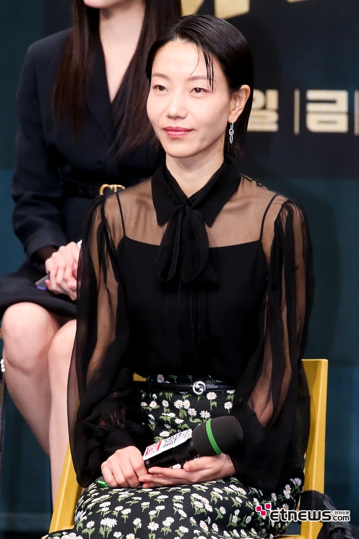 [ET포토] 김신록, 시스루 셔츠도 우아하게'