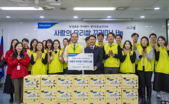 이찬우 회장(앞줄 왼쪽 네번째)과 한세종 서기장관(앞줄 왼쪽 다섯번째)이 지난 19일 서울 서대문구 소재 구세군빌딩에서 열린 '사랑의 우리 쌀 꾸러미 나눔' 전달식에서 직원 봉사단과 함께 기념촬영을 하고 있다.