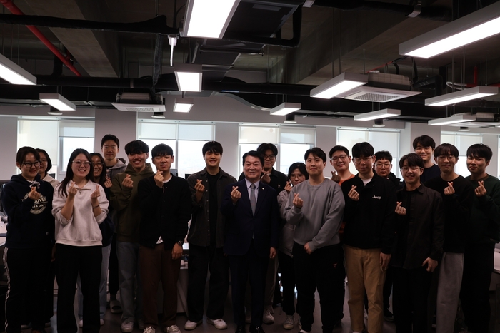 안철수 국민의힘 의원이 20일 서울 양재동에 위치한 '국가 AI 연구거점'을 찾아 연구개발자 등 실무진들과 간담회를 가진 뒤 기념 촬영을 하고 있다. 〈출처:안철수 의원실〉