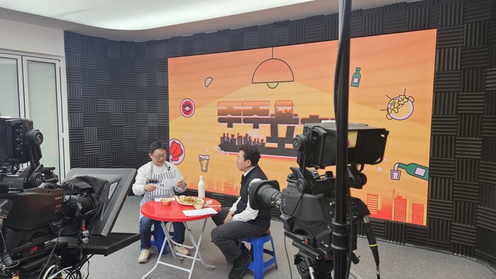 LG헬로비전이 온라인 콘텐츠 '주주포차'를 전국으로 확대한다. 사진은 '주주포차'에 출연한 원강수 강원도 원주시장(오른쪽)이 촬영을 하고 있는 모습.