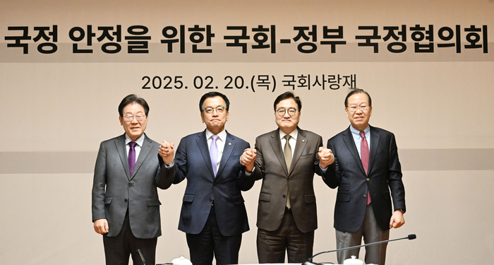 여야정 국정협의체에 참석한 (왼쪽부터)이재명 더불어민주당 대표, 최상목 대통령 권한대행, 우원식 국회의장, 권영세 국민의힘 대표가 기념촬영을 하고 있다.[기재부 제공]