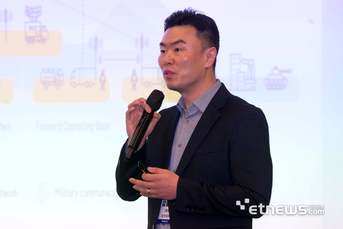 '국방 NEW 패러다임: 삼성SDS 디지털 혁신 데이'가 20일 서울 용산구 로카우스 호텔에서 열렸다. 김일환 삼성SDS 국방사업그룹 그룹장이 '클라우드 기반 지능형 KCCS 구축 전략'을 주제로 발표하고 있다. 김민수기자 mskim@etnews.com