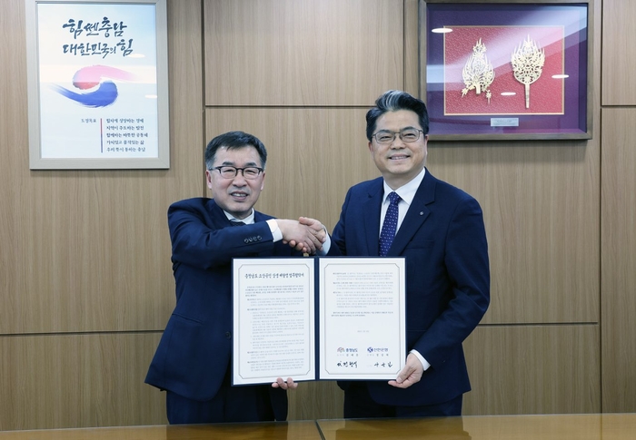 지난 19일 충청남도 홍성군 충청남도청에서 충청남도와 공공배달앱 서비스 운영을 위한 업무협약식에서 양군길 신한은행 영업추진3그룹 부행장(오른쪽)과 전형식 충청남도 정무부지사가 기념 촬영하는 모습