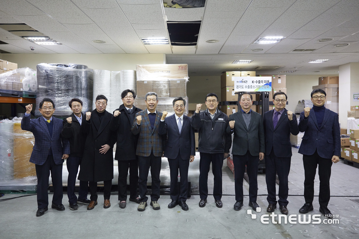 김동연 경기지사(왼쪽 여섯 번째)가 20일 군포시 예선테크에서 열린 '경기도 수출중소기업 현장 간담회'에 참석해 중소기업인들과 기념 촬영했다.