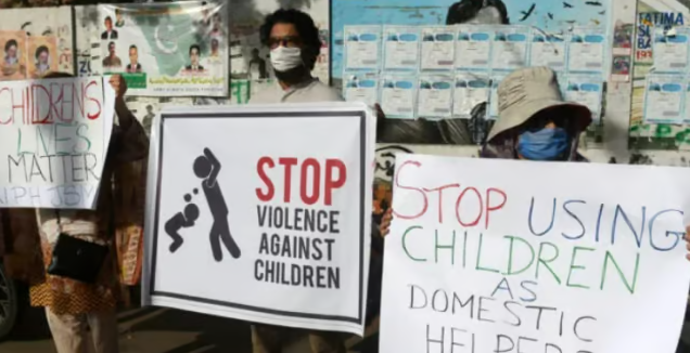 파키스탄에서 초콜릿을 훔쳤다는 이유로 10대 가정부를 살해한 부부가 구속된 가운데 파키스탄 전역은 분노하고 있다. 사진=bbc 캡처