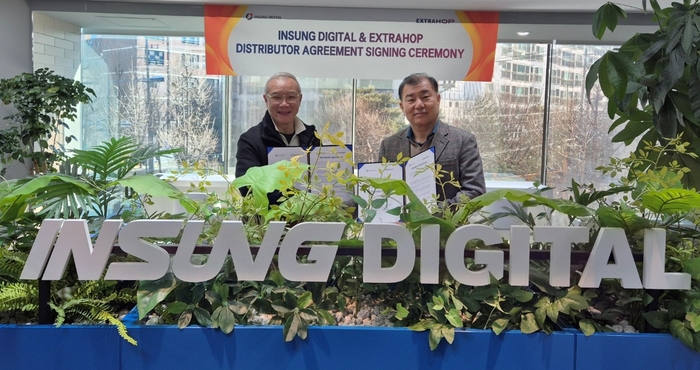 인성디지탈이 글로벌 네트워크 보안 기업 엑스트라홉과 국내 총판 계약을 체결, 네트워크 탐지 및 대응·(NDR) 솔루션 '리빌엑스'를 국내에 유통한다. 왼쪽부터 케네스 첸 엑스트라홉 아태지역 부사장, 이인영 인성디지탈 대표이사.