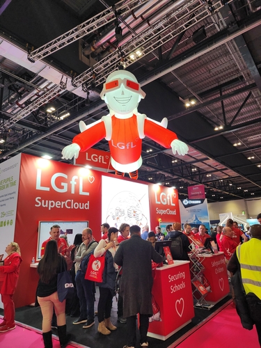 'BETT 2025'에서 학교 안전 관련 에듀테크 솔루션을 선보인 LGfl 부스. 전 세계적으로 학교 안전 문제에 관한 관심이 높아지고 있다.  (사진=러닝스파크)