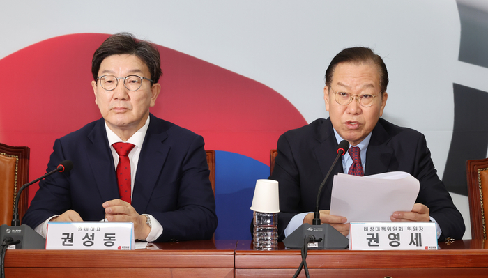 국민의힘 권영세 비상대책위원장이 20일 국회에서 열린 비상대책위원회 회의에서 발언하고 있다. 왼쪽은 권성동 원내대표.