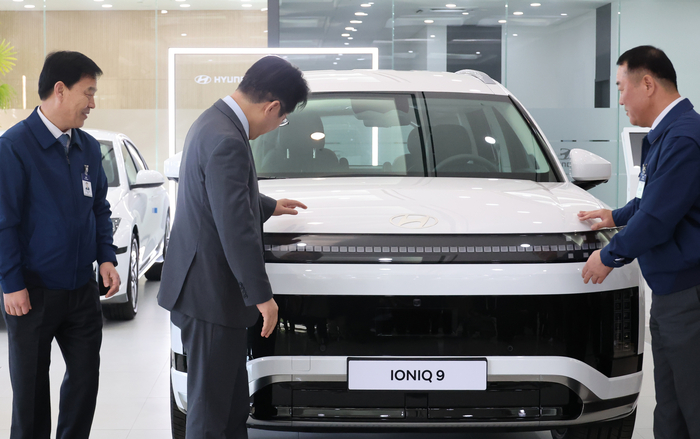 더불어민주당 이재명 대표가 20일 충남 아산시 현대자동차 아산공장을 방문해 아이오닉9 차량을 살펴보고 있다. 연합뉴스