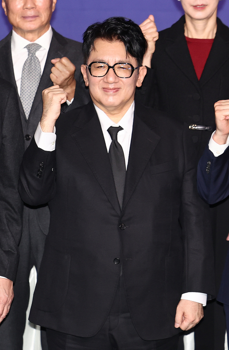한경협 신규 가입한 하이브
(서울=연합뉴스) 김인철 기자 = 방시혁 하이브 의장이 20일 서울 영등포구 FKI타워 컨퍼런스센터에서 열린 한국경제인협회 제64회 정기총회에서 신규 회원 기념촬영을 하고 있다. 2025.2.20
yatoya@yna.co.kr
(끝)