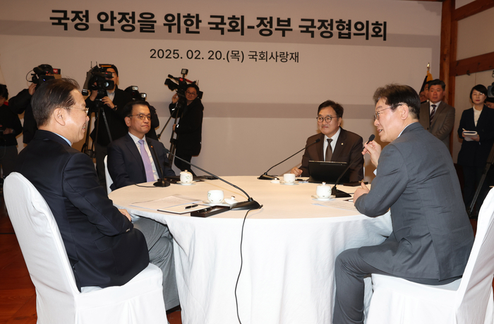 국정 안정을 위한 국회-정부 국정협의회가 20일 오후 국회 사랑재에서 열리고 있다. [국회사진기자단]