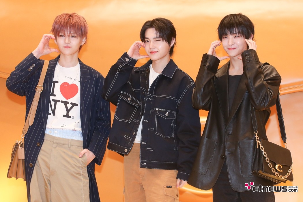 [ET포토] 트레저 요시-도영-지훈, '쇼녀팬들 마음 훔치는 하트'