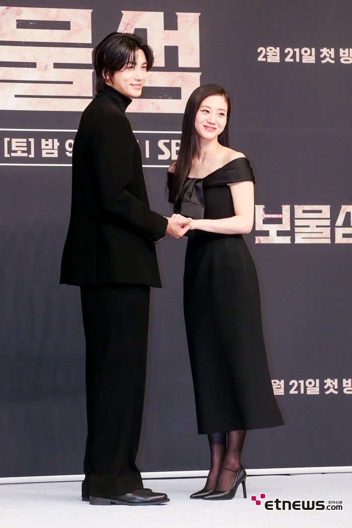 [ET포토] 박형식-홍화연, '손만 잡아도 흐믓'