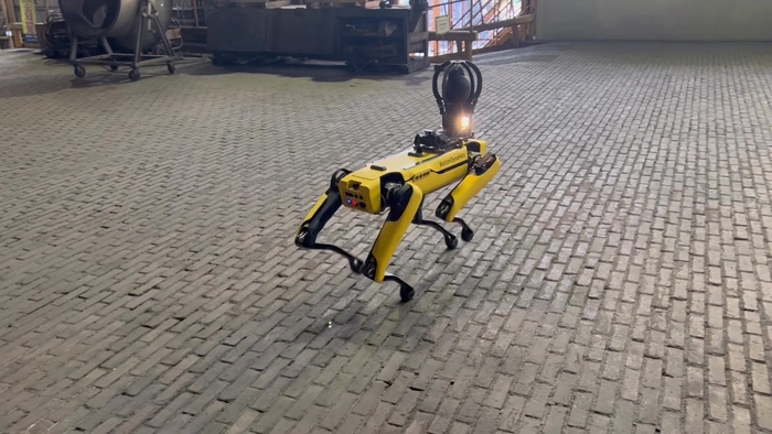 4족 보행 로봇이 광양제철소 1고로에서 설비를 자율점검 하는 모습. 포스코