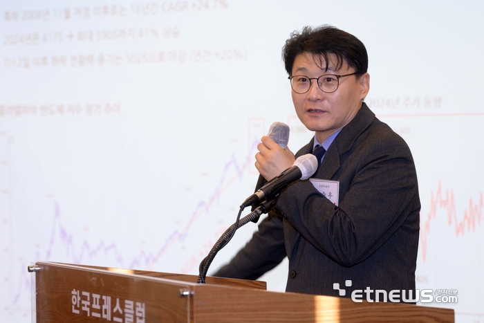 '동북아공동체ICT포럼' 제90차 조찬간담회가 21일 서울 중구 한국프레스센터에서 열렸다. 이승우 유진투자증권 리서치센터장이 'K-반도체 현황과 나아갈 길'을 주제로 발표하고 있다. 김민수기자 mskim@etnews.com