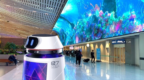 인천국제공항에서 선보이는 온 디바이스 AI 기반의 VLA 자율주행 로봇, 플래티 Z. 사진=인티그리트