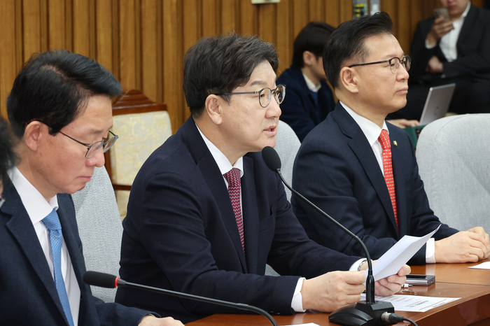 국민의힘 권성동 원내대표(가운데)가 21일 국회에서 열린 원내대책회의에서 발언하고 있다.