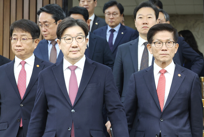 국민의힘 권성동 원내대표(가운데)와 김문수 고용노동부 장관(오른쪽), 박상우 국토교통부 장관, 강도형 해양수산부 장관 등이 지난 21일 서울 여의도 국회에서 열린 국민안전점검 당정협의회에 참석하고 있다.