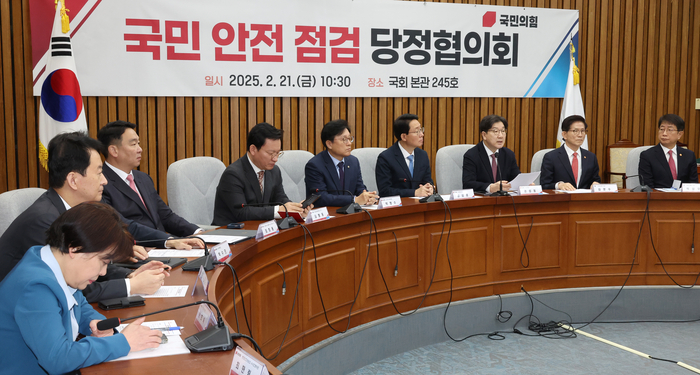국민의힘 권성동 원내대표(오른쪽 세번째)가 21일 국회에서 열린 국민안전점검 당정협의회에서 발언하고 있다.