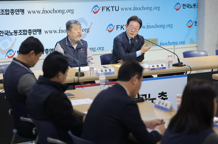 더불어민주당 이재명 대표가 21일 서울 여의도 한국노총 사무실에서 열린 민주당-한국노총 간담회에서 인사말을 하고 있다. 연합뉴스