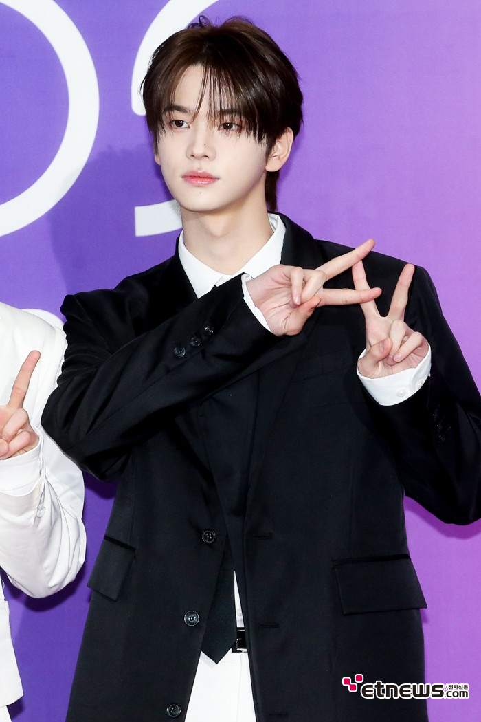 [ET포토] 투어스 신유, '포즈는 진지하게'