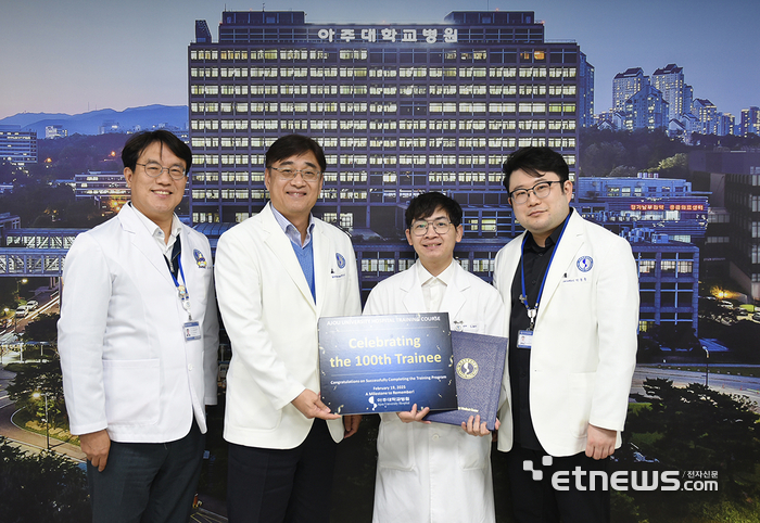 박준성 아주대병원장(왼쪽 두 번째)이 최근 병원장실에서 베트남 보건의료지원사업의 100번째 연수생인 다우 꽝 리우 의사에게 수료증을 전달하고 기념 촬영했다.