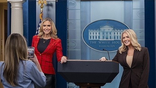 라라 트럼프와 캐롤라인 레빗이 백악관 브리핑룸에서 사진을 찍는 모습.〈사진=연합뉴스〉