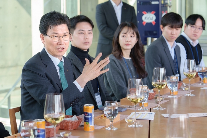 강태영 은행장과 직원들이 식사와 함께 질의응답 시간을 가지고 있다.