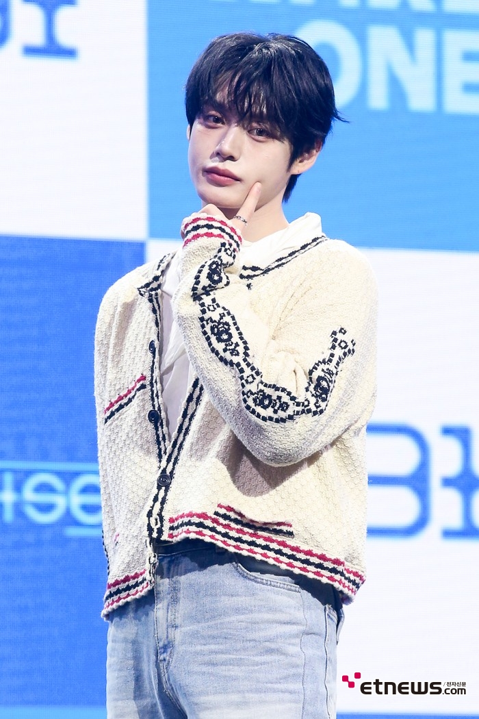 [ET포토] 제로베이스원 김지웅, '이렇게 바라보면~'