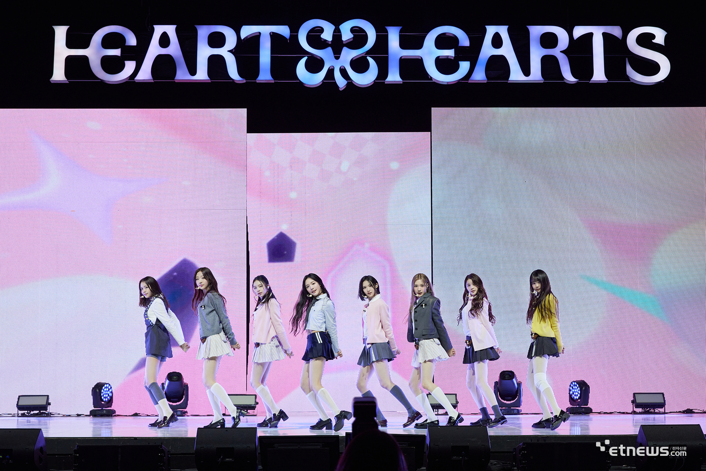 24일 서울 광진구 예스24 라이브홀에서는 신인 걸그룹 '하츠투하츠'(Heart2Heart)의 데뷔싱글 'The Chase'(더 체이스) 발매기념 쇼케이스가 열렸다. 타이틀곡 'The Chase' 퍼포먼스.(사진=SM엔터테인먼트 제공)
