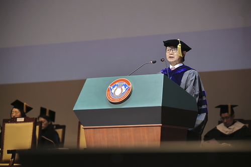 '2024학년도 전기학위수여식'에서 변창구 총장이 졸업생들을 대상으로 졸업식사를 하고 있다. 사진=경희사이버대학교.