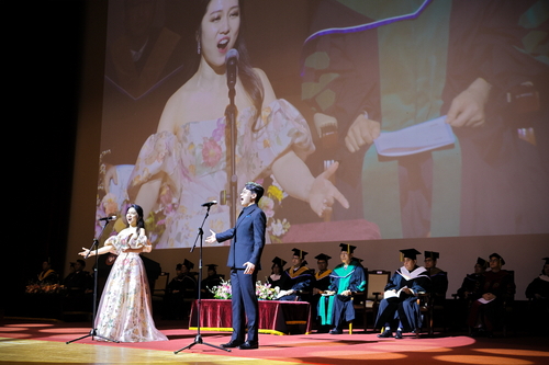 경희대학교 음악대학 강형규(바리톤), 박수진(소프라노), 홍지민(피아노) 교수가 축하공연을 하고 있다. 사진=경희사이버대학교.