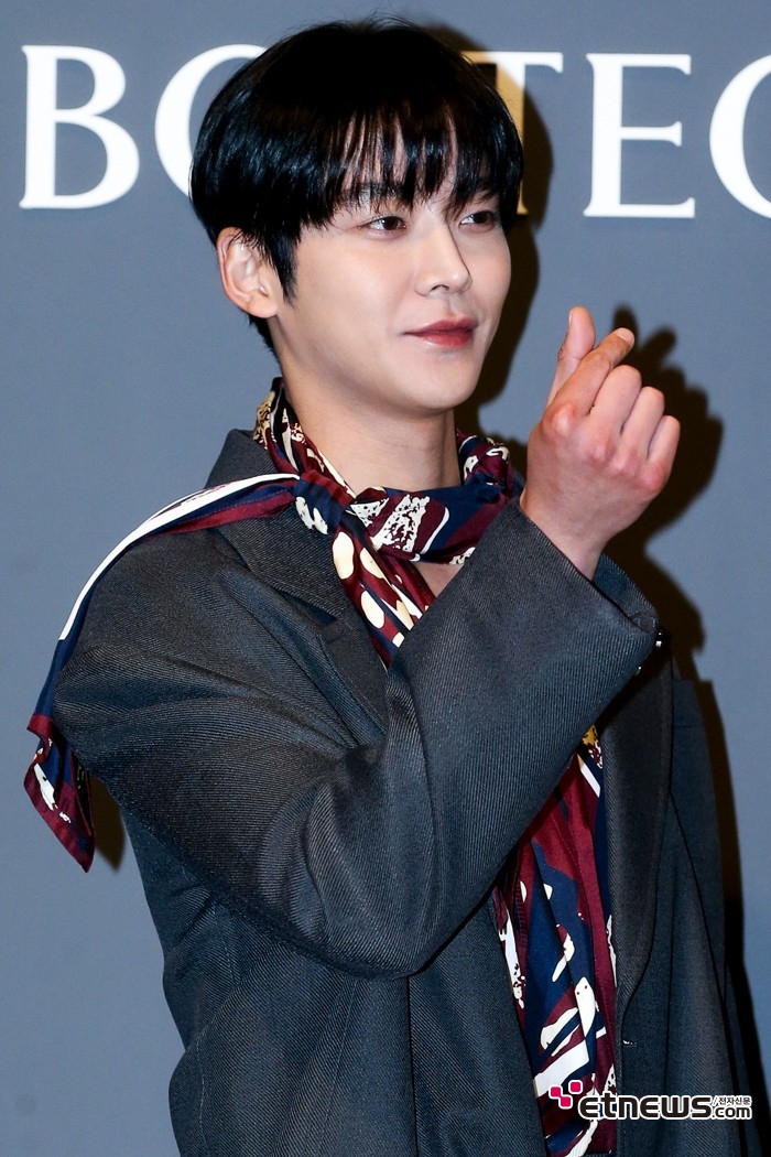 [ET포토] 로운, '선함 마음을 담은 하트'