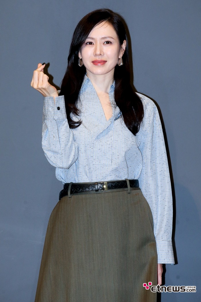 [ET포토] 손예진, '워킹맘의 하트'