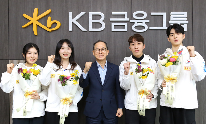 (왼쪽부터) 김길리 선수, 최민정 선수, 양종희 회장, 박지원 선수, 차준환 선수가 25일 KB금융그룹을 방문해 기념촬영을 하고 있다.