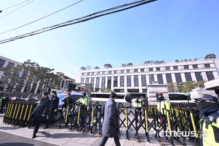윤석열 대통령 마지막 변론기일 여는 헌재